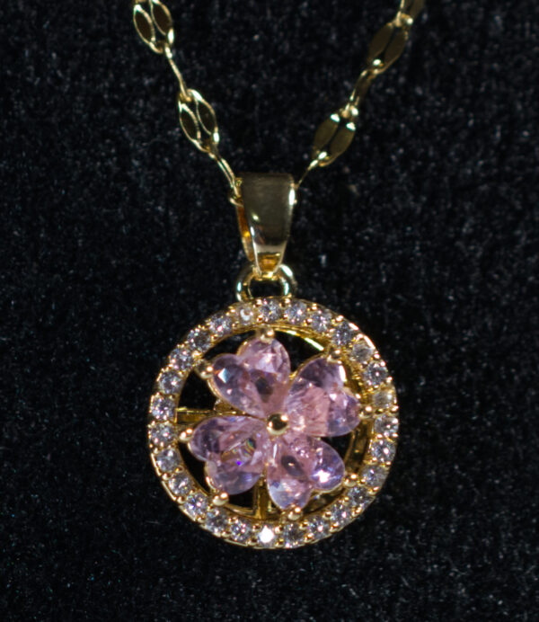 Collar con dije de flor rosa - Image 2