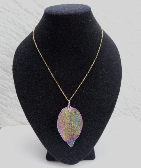 Collar con dije de hoja color traslúcido
