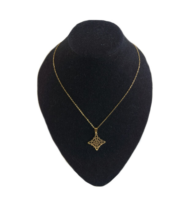 Collar con dije de nudo de bruja