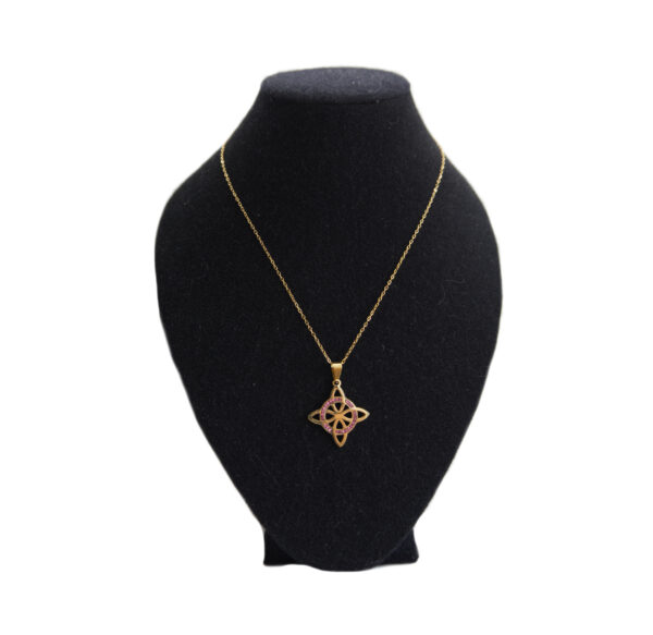 Collar con dije de nudo de bruja con piedrita rosa