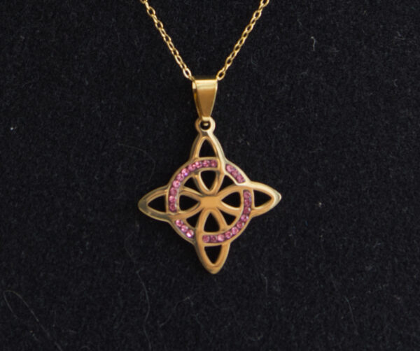 Collar con dije de nudo de bruja con piedrita rosa - Image 2